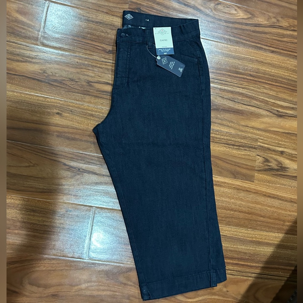 St. John's Bay Women's Black Capris